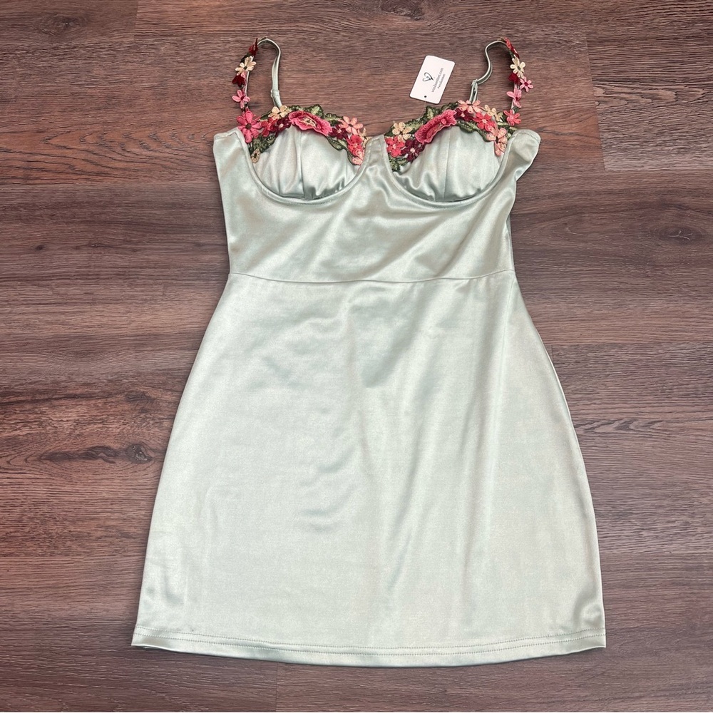 NWT Windsor Floral Satin Mini Dress Large Green Bodycon Sweetheart Embroidered - Picture 5 of 12